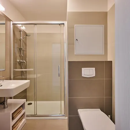 Elite - Cajkovskeho, 奥洛穆茨